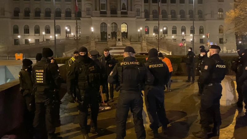 Přestrojení za metaře nepomohlo. Protestní akci v centru Prahy rozpustila policie